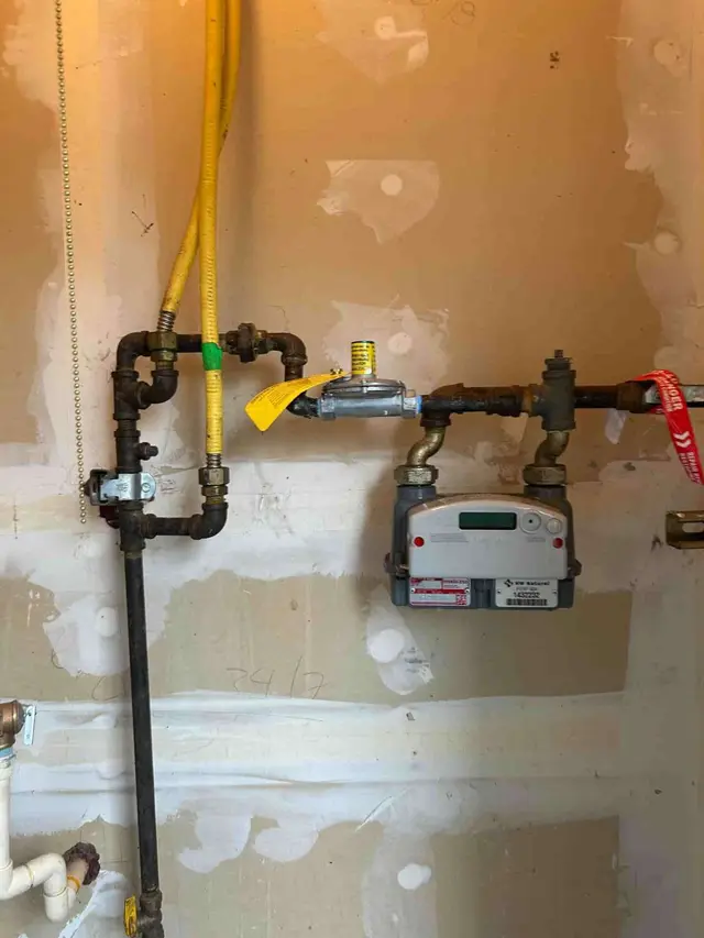 Gas meter and regulator hookup with yellow CSST flex lines in Sandy OR – Efficiency Plumbing